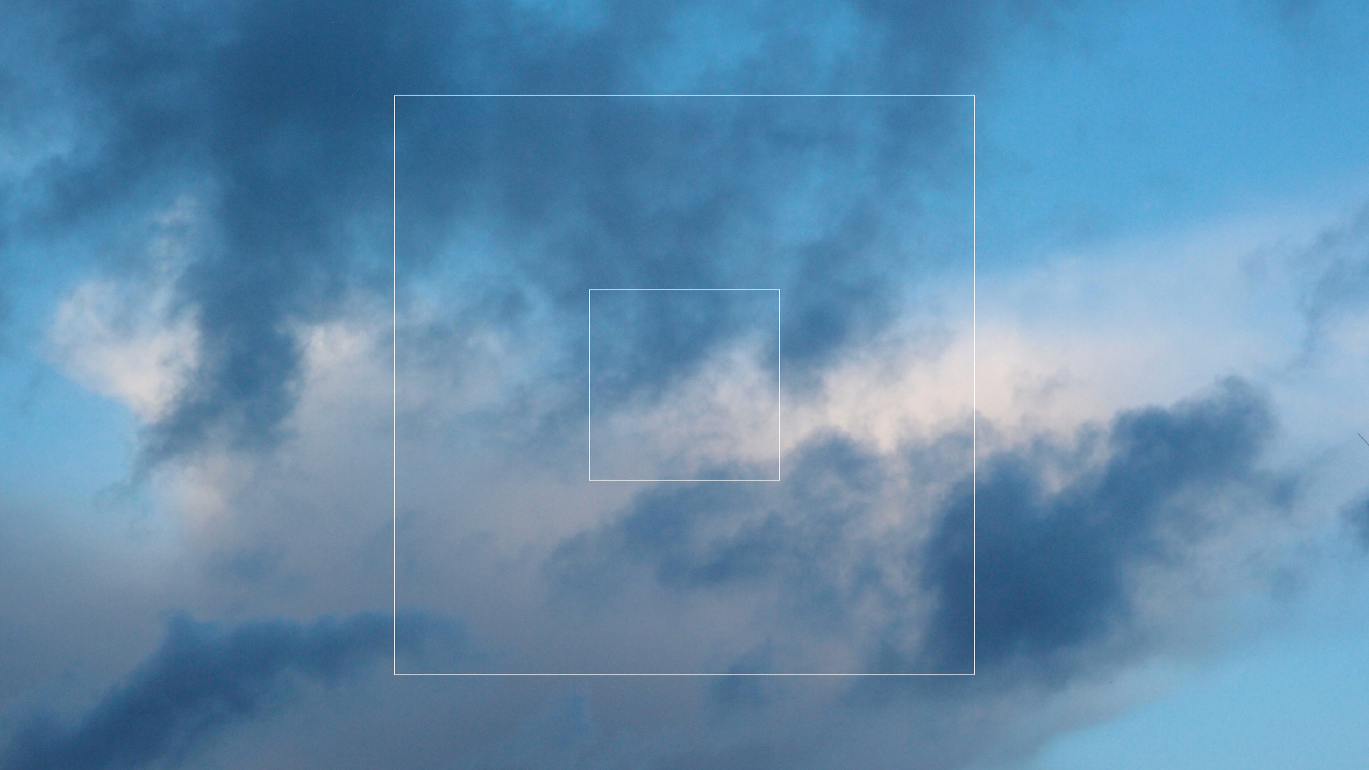 2022-09-18 Reflexe im Fenster und Wolken (Foto)